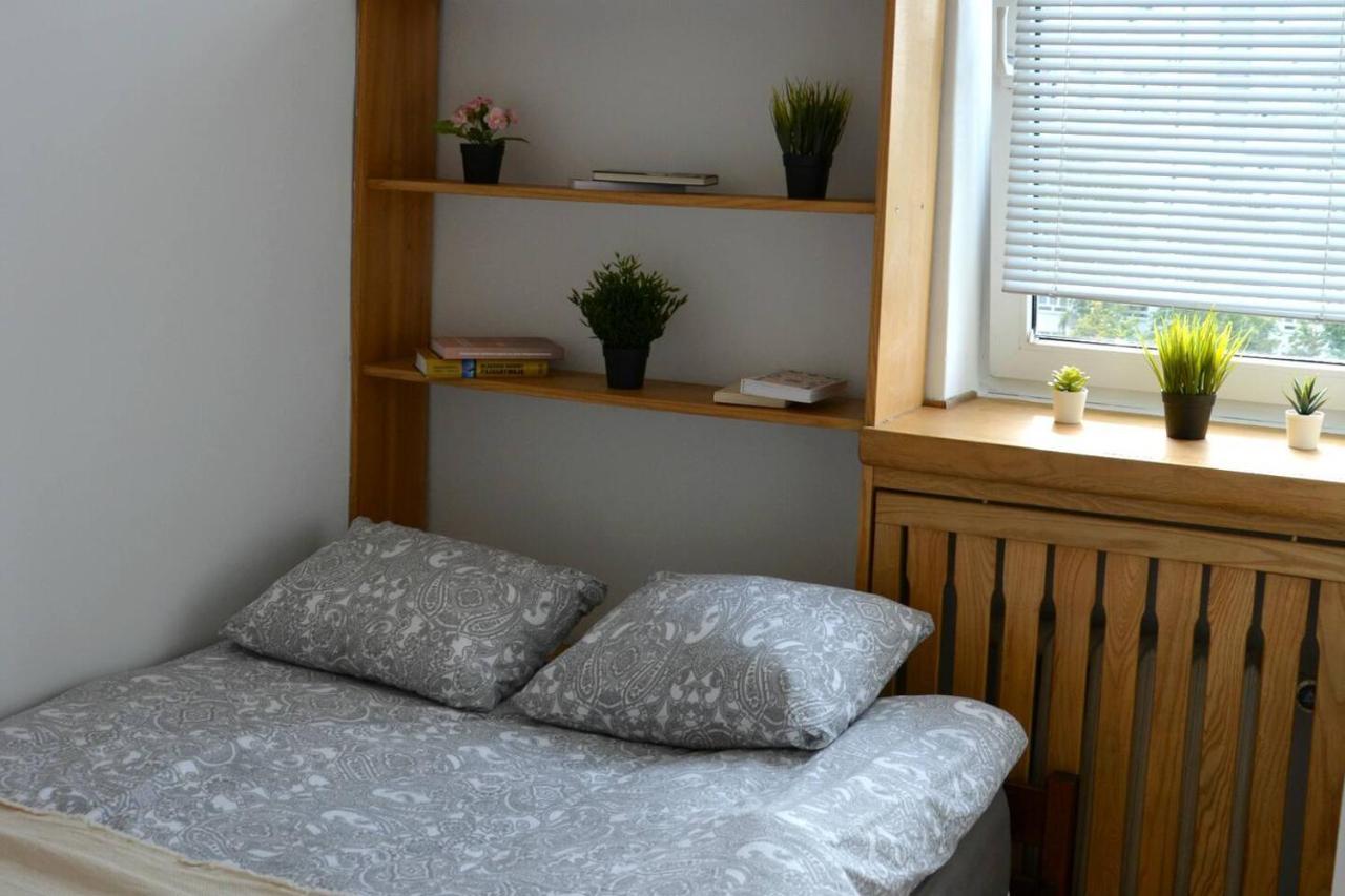 Ohmyhome - Sunny Apartment In City Center 바르샤바 외부 사진