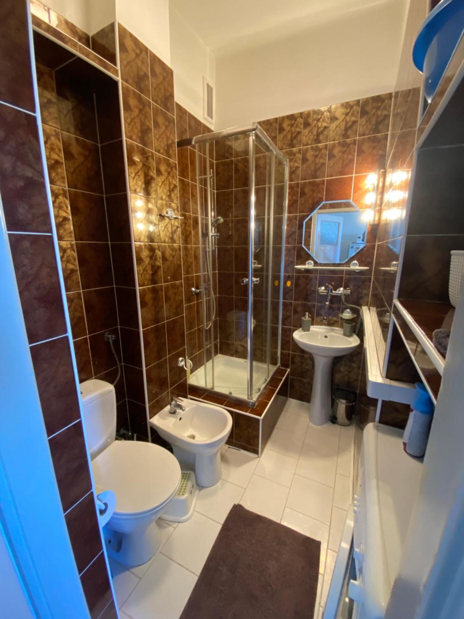 Ohmyhome - Sunny Apartment In City Center 바르샤바 외부 사진